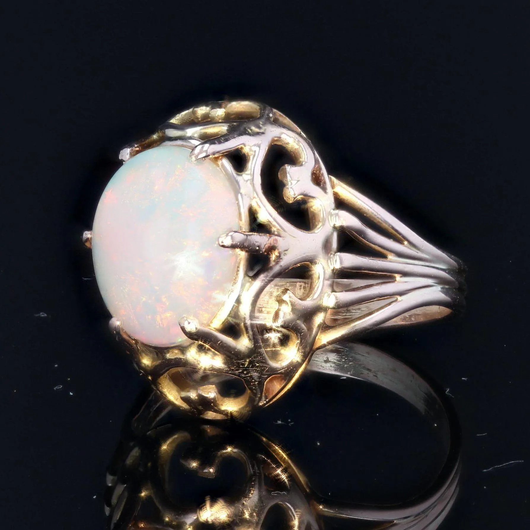 1960s 2.10 Carat Opal 18 Karat Rose Gold Retro Ring